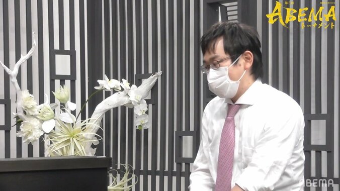 山崎隆之八段の“超個性派将棋”は理解不能？後輩棋士「修行時代に真似するなと言われた」／将棋・ABEMAトーナメント 1枚目