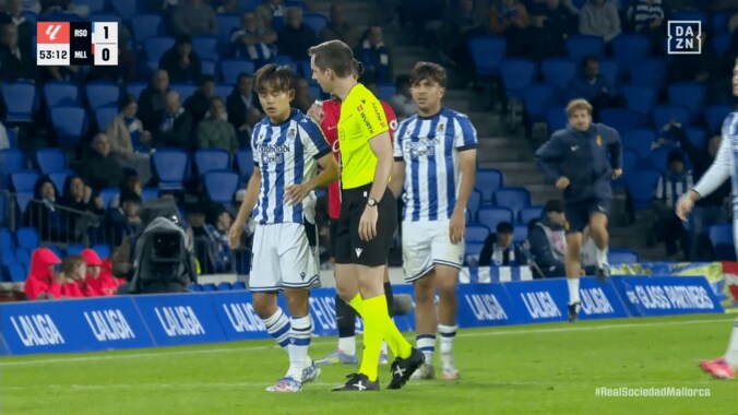 「何するんだ！」久保建英、“後方から体当たり”被害で側頭部を強打…「危ない！」「何度目のファウルなし…」ファンが心配した瞬間 4枚目