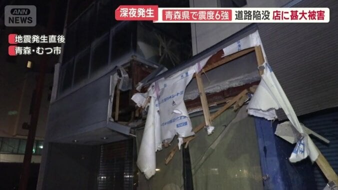 建物の木枠やシートがむき出しになっている