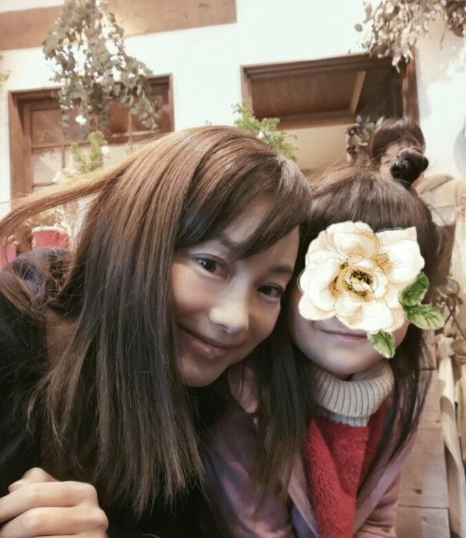 蛯原英里、4歳の娘とクリスマスグッズ作り「うまく作れるかな～」 1枚目