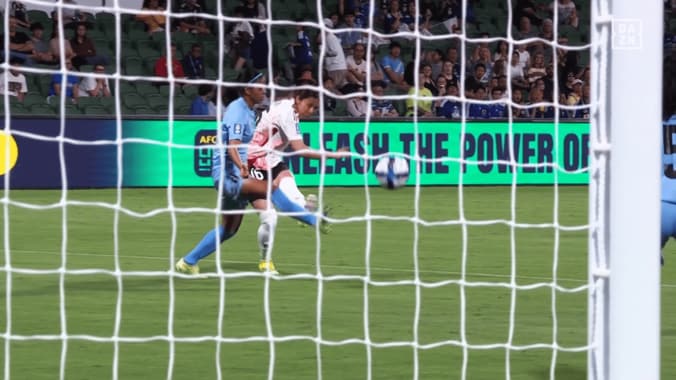 左足を振り抜く山本柚月