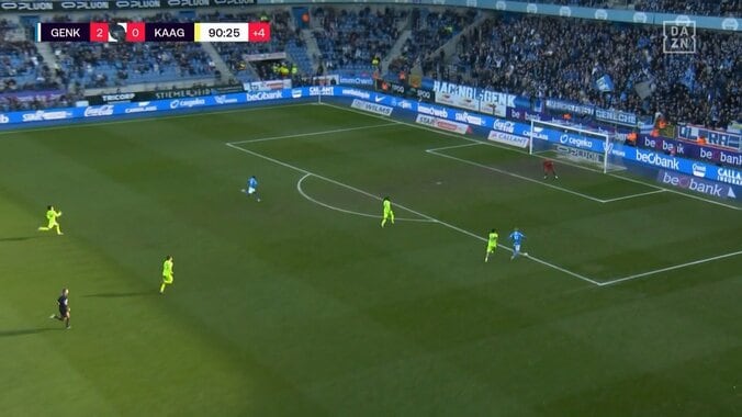 早送りかよ！伊東純也がレベチな“超爆速”40mランから圧巻アシスト「1人だけプレミアリーガーおる」DF置き去りの仰天スピード＆極上ラストパスにファン衝撃 3枚目