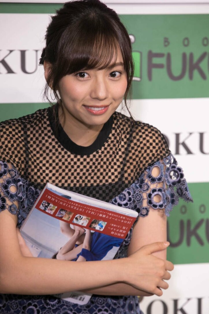 乃木坂46新内眞衣、素の表情を詰め込んだ初のソロ写真集は「100点」の仕上がり