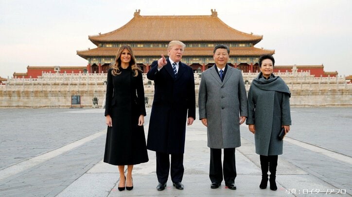 2017年11月8日、中国・北京の故宮（紫禁城）を訪問したドナルド・トランプ米大統領とメラニア夫人、および中国の習近平国家主席と彭麗媛夫人。