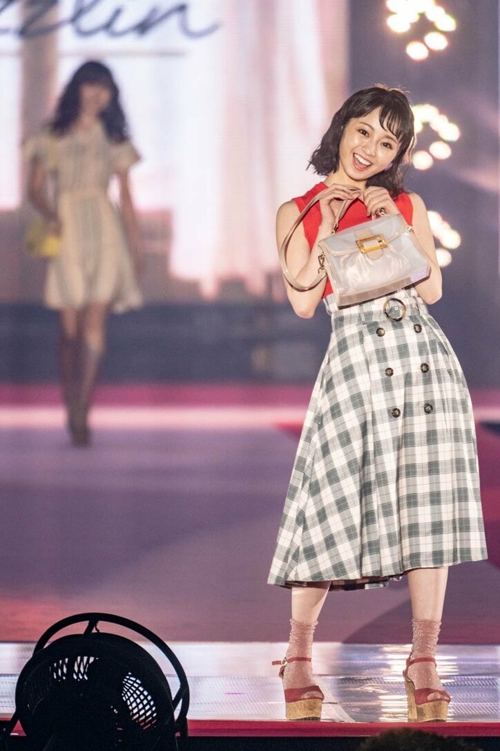 渡邉理佐の”透け感ワンピース”に視線集中、欅坂46が「ガルアワ」5回目の出演