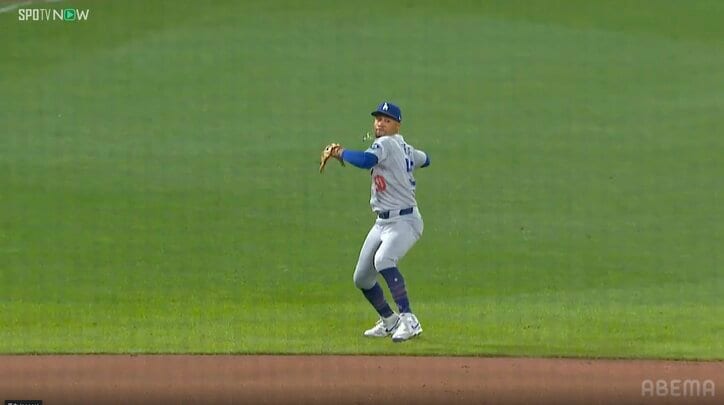 【写真・画像】ド軍戦で敵軍ボールガールが「見事なキャッチ」 鋭いライナーを好捕し“笑顔”で観客魅了、米メディアも称賛　1枚目