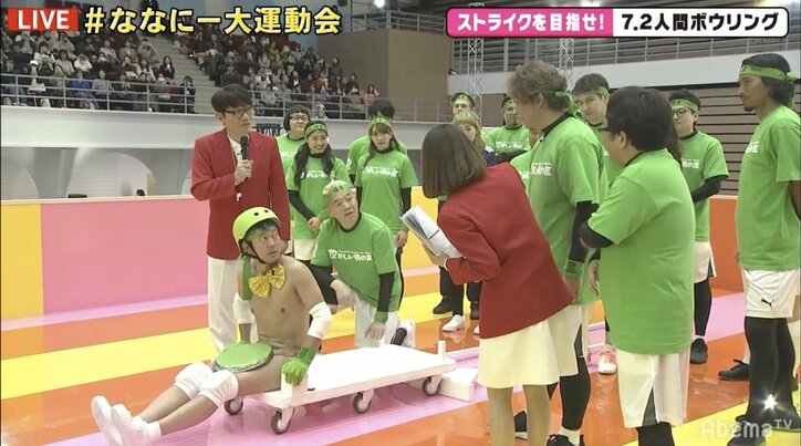 アキラ100%がとっさの機転…お盆が外れるもボウリングピンで股間を隠す