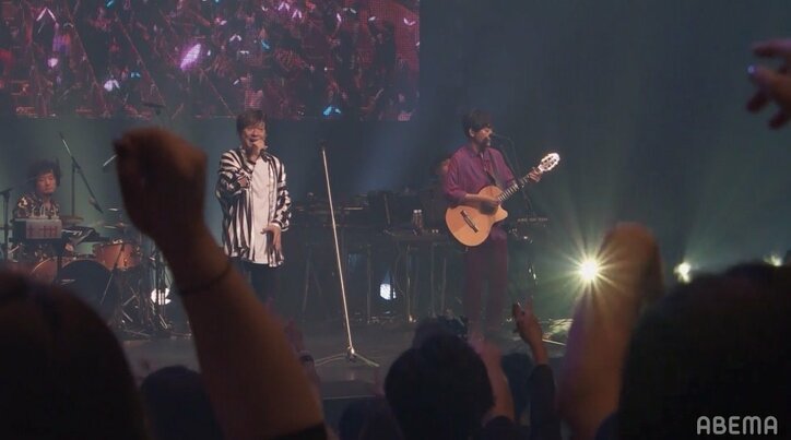 「反則だよ、泣く」1年3カ月ぶりの再会にファン歓喜 ポルノグラフィティ、初の配信ライブでAR演出を駆使した粋な演出も