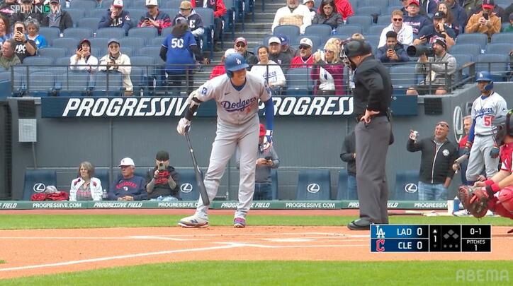 【写真・画像】「ねぇ聞いてよ」大谷翔平が自打球で悶絶も…審判が寄り添う“ほっこり一幕”が話題「やさしい」「いいね」　1枚目