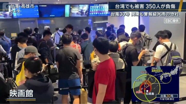 映画館には大行列