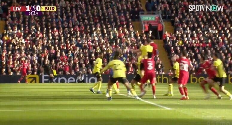 キーパーが飛び出して無人ゴールに…「バケモノかよ！」「なんだこのパス」 “神の右足”から完璧すぎるキックが炸裂した瞬間　プレミアDF史上最多アシスト記録を更新した一撃