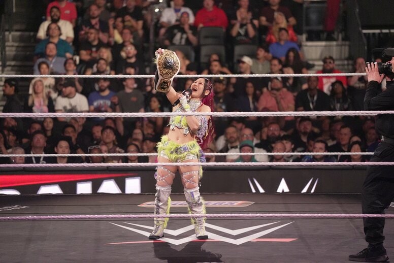 米マット最高峰でも屈指の人気者！ イヨ・スカイ、ファンサ“神対応”動画が話題に