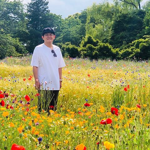 千鳥ノブ お花畑に佇む 映えない ショットに 可愛い 天国じゃ の声 話題 Abema Times