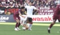 「レッドだろ！」超危険な“顔面キック”にスタジアム騒然！「VARは何やってるの？」神戸DFは即謝罪も判定に物議