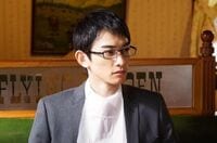 町田啓太、黒縁メガネ＆紙エプロンのシュールなショットに反響「かっこよすぎ」「神可愛い～」