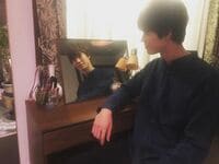 宮沢氷魚「鏡の中の丈」ドラマ『偽装不倫』のオフショットにファンからコメント相次ぐ