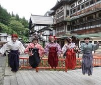 「息ぴったり！」「躍動感半端ない」ガンバレルーヤ、青春感溢れる“温泉同好会”のジャンプ写真を披露し話題