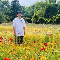 千鳥ノブ、お花畑に佇む“映えない”ショットに「可愛い」「天国じゃ」の声