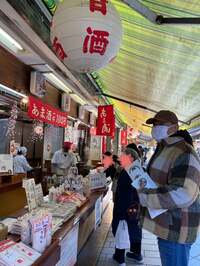 花田虎上『参道を歩く』