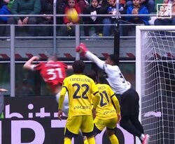 「無謀かつ未熟だ…」鈴木彩艶の“突き飛ばしPK献上”に現地騒然！「拳で押した」ミランDFを倒した衝撃の瞬間