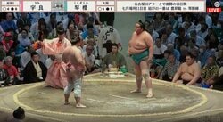 審判の後ろにひょっこり…94歳大物芸能人にネット騒然 酷暑の中でも“元気ハツラツな姿”に「師匠来てますね！」「親方の真後ろ」