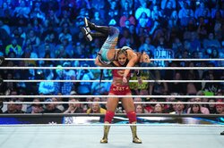 女子レスラーが圧巻の“力技” 「なにあのパワー」ボディビル仕込みの腕力で“ぶん投げ”KO、ファン驚愕