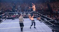 何が起こった？ アクロバティックすぎる飛び蹴りが“誤爆”で悶絶…「モロに入ってる」一瞬の出来事に本人も困惑