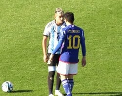 「目が怖すぎ」アルゼンチン代表MFが日本代表10番にメンチを切って一触即発の瞬間！視聴者は「びびるって」など反応も、鈴木唯人は冷静に対応して…