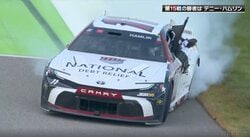 亡き偉大な“盟友”へ…レース後の粋な光景が「泣ける」 通算63勝の“悪役”レーサー、涙のドーナツターンが感動呼ぶ
