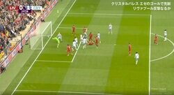 スタジアム騒然！ リバプール遠藤航があわやゴール未遂の瞬間　倒れ込みながら振り抜いた左足がクロスバー直撃 「決めたら神だった」「惜しすぎる！」