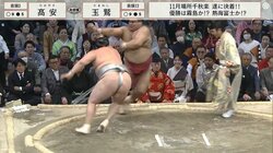 勢い余って……ベテラン力士が土俵外へと飛び出してしまうまさかの結末 視聴者騒然「止まれなかったw」「飛び出しちゃあかんw」