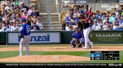 観客が逃げまどう特大飛球！「金属バットの飛び方」「怖っ…」 打った瞬間に“着弾確信”の豪快すぎるホームラン　元広島の助っ投からWソックスの大砲が放ったエグすぎる軌道の一撃