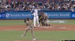 もうワケわからん！ 大谷翔平、まさかの“悪球打ち”「ありえない」 とんでもないスイング→相手投手が“ドン引き”「投げるところないw」