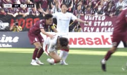 「レッドだろ！」超危険な“顔面キック”にスタジアム騒然！「VARは何やってるの？」神戸DFは即謝罪も判定に物議