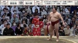 力士が行司に激突で土俵下落下も…「よく倒れなかった」「すんと戻ってきた」スマートに対応する姿に称賛の声