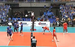 男子バレー、試合中にガムを…拾って食べるまさかの“珍光景” 「3秒ルールしてるw」「ガムを落としてまた…」熱戦最中に