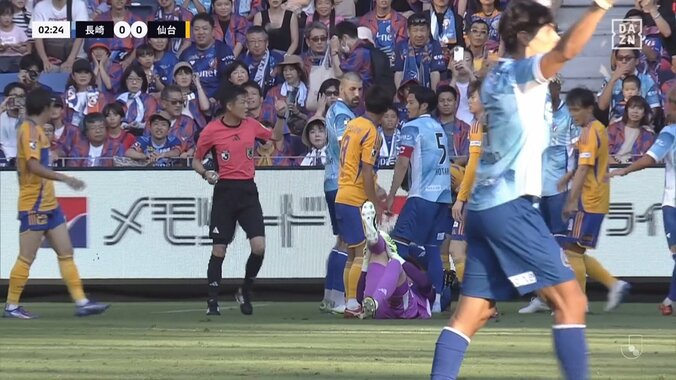 【映像】GKの脚が脇腹を直撃→悶絶の瞬間