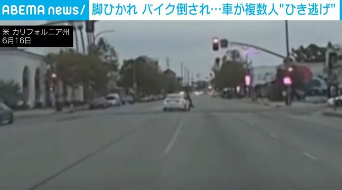 通行人に突っ込む車