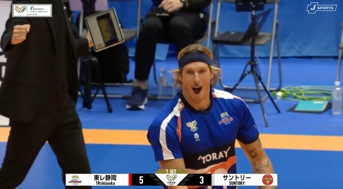 サーブを決めたテイラー・エイブリル