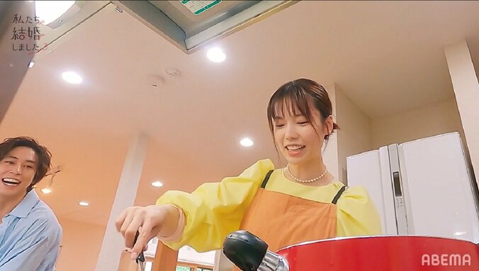 島崎遥香、母直伝の手作り料理を佐野岳に披露「唯一、目分量で作れる料理」『私たち結婚しました3』第4話 5枚目