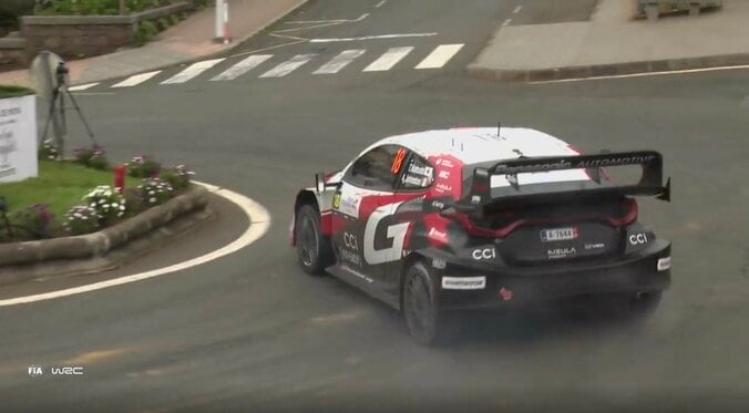 世界ラリーで“勘違いドリフト”の珍事 32歳日本人、勢い余って「2周しちゃった」「まわりすぎ」豪快光景に観客は大歓声 2枚目