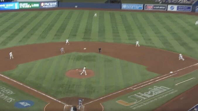 【写真・画像】球場騒然！ 大谷翔平、打ち損じて”まさかの光景”「怖すぎ…」「エグい」 ホームラン級“176キロ弾丸ライナー”→野手の頭上を爆速通過　1枚目