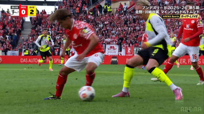 超絶技巧に騒然！ 佐野海舟の“華麗ルーレット”が「化け物かよ」「もはや怖い」「うますぎる」ドルトムントMFを翻弄した瞬間 5枚目