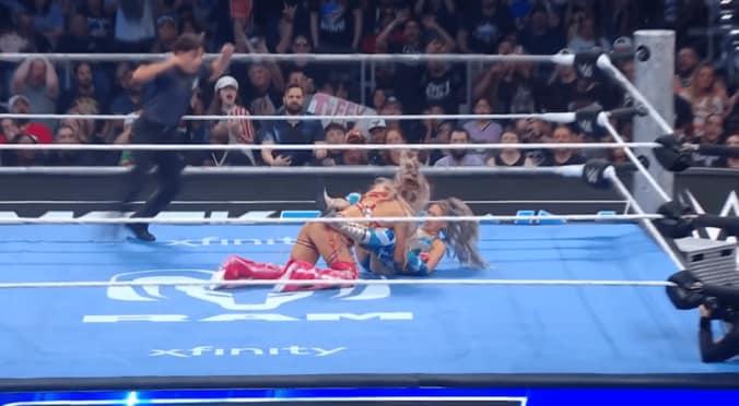 日本人女子、空中技を開脚“カニばさみ”で迎撃