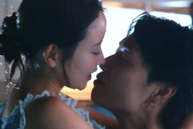 【写真・画像】元AKB48、夜のプールで音の漏れる濃厚キス…水中カメラが抑えた過激映像に「うわうわうわ！」　1枚目