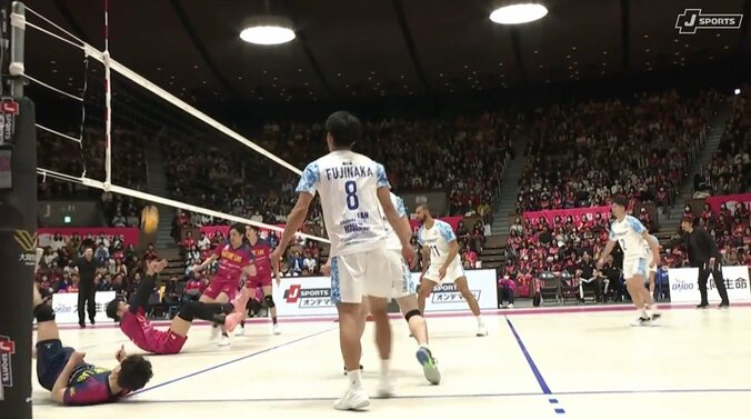 倒れ込んでからの寝ながらトス