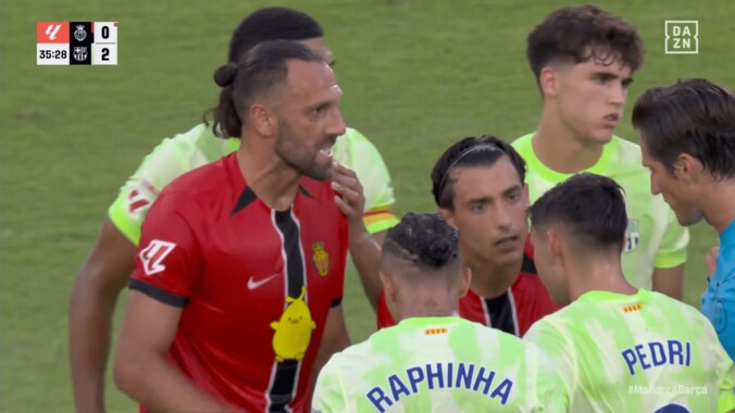 「がっつり蹴り入れてる」“衝撃ハイキック”で浅野拓磨チームメイトにレッドカード！「あの高さまで上げるのやばすぎ」バルサGKの首＆顔に直撃 5枚目