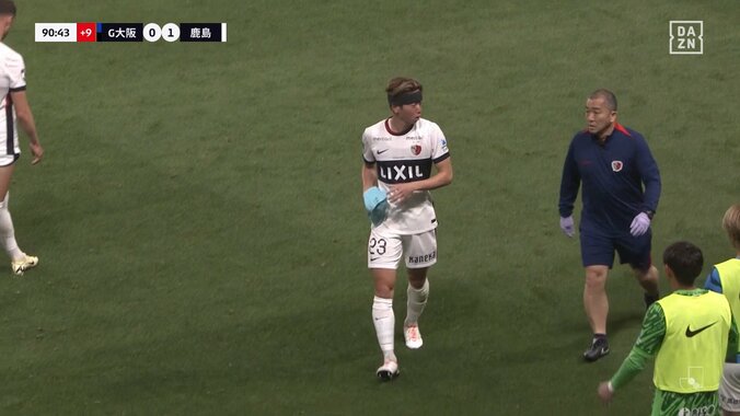 「今の出血量えぐい」「大丈夫か」激しい接触→頭部からの流血にスタジアム騒然「なんでヘッドギア脱いだんだ」再負傷のDFに心配の声 4枚目