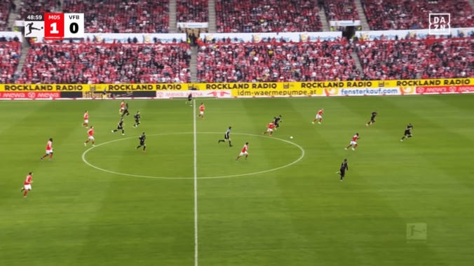 ボール奪取から一気に駆け上がる佐野海舟