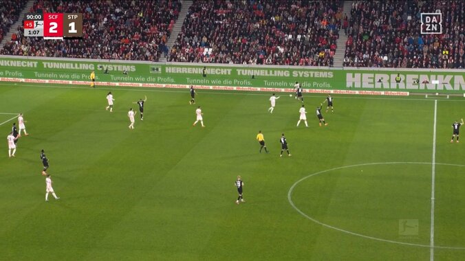 あわや大怪我！日本代表MF、強烈な体当たりで相手選手をピッチ外に吹っ飛ばし、敵地サポーターから大ブーイング 5枚目